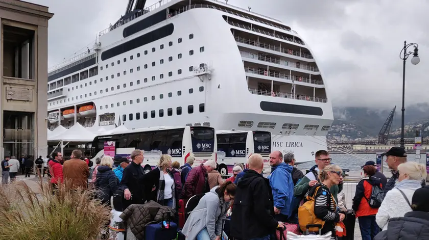 La Msc Lirica attraccata giovedì scorso a fianco della Stazione marittima e alcuni crocieristi con i loro bagagli. Foto di Andrea Lasorte