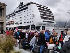 La Msc Lirica attraccata giovedì scorso a fianco della Stazione marittima e alcuni crocieristi con i loro bagagli. Foto di Andrea Lasorte