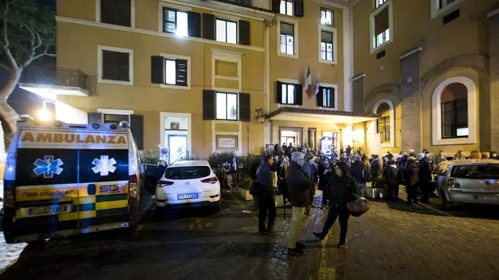 Un principio di incendio si è sviluppato all'interno di un bagno al pianterreno dell'ospedale Fatebenefratelli di Roma all'Isola Tiberina, 30 novembre 2017. Sul posto sono al lavoro i vigili del fuoco. A causa del fumo sono stati evacuati i pazienti che si trovano in un'ala del nosocomio. ANSA/MASSIMO PERCOSSI