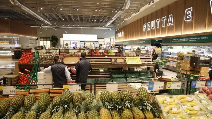 I banchi di frutta e verdura in occasione della presentazione del nuovo negozio Esselunga di via Triumplina a Brescia, 26 novembre 2019. ANSA/SIMONE VENEZIA