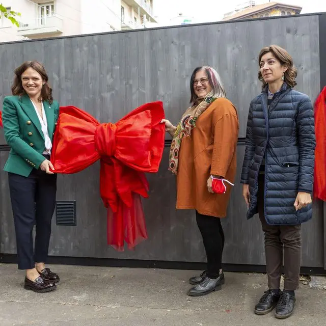 Da sinistra. Deborah Zani, CEO Rubner Haus; Simona Piccoli, edicolante; Cristina Tajani, Assessore alle Politiche del lavoro, Attività produttive, Commercio e Risorse umane del Comune di Milano © Alessandro Zanoni