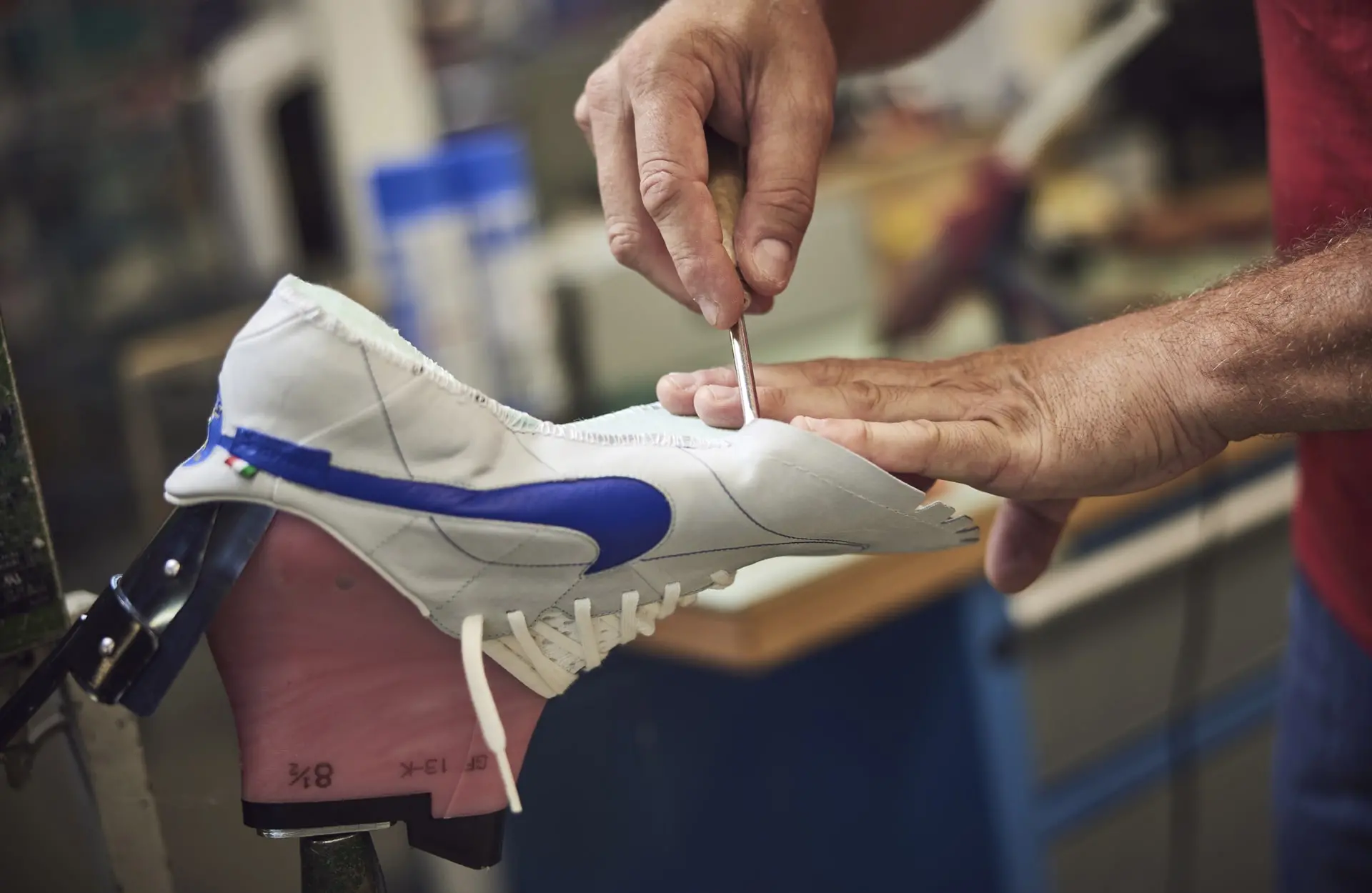 In occasione del lancio della nuova scarpa da calcio "Tiempo Legend IX elite", Nike e The Pitch, football retail brand numero uno in Italia, celebrano Montebelluna come culla della calzatura sportiva mondiale. Proprio nel cuore dello sportsystem montebellunese Nike realizza a mano le scarpe per i campioni: in questo caso le Tiempo Legend IX sono indossate da Sandro Tonali, centrocampista del Milan e della nazionale italiana
