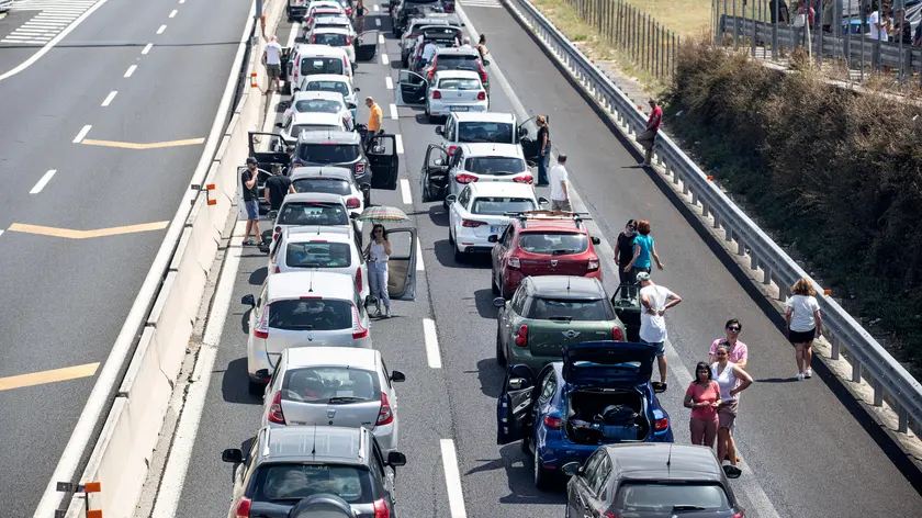 Auto in fila sulla Roma-Napoli, durante l'esodo estivo Roma. 8 agosto 2020. Incolonnamenti in uscita dai grandi centri urbani si sono formati sin dalle prime ore della mattinata, con forti rallentamenti e code lungo le principali direttrici autostradali. Il primo vero esodo di questa estate conferma le previsioni di traffico da bollino nero. A monitorarlo è Viabilità Italia, che segnala che in alcuni casi i tempi di percorrenza sono stati superiori del doppio rispetto alle condizioni ordinarie.NSA/MASSIMO PERCOSSI