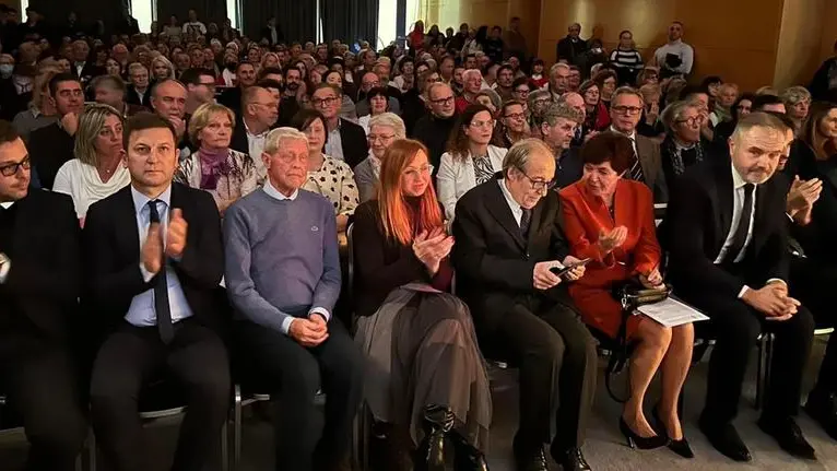 La sala gremita durante la cerimonia