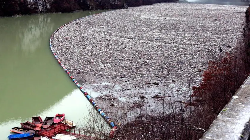 La massa impressionante di rifiuti nel lago artificiale della centrale idroelettrica sul fiume drina