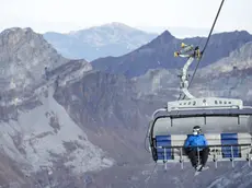 A skier wearing a medical face mask takes the 'Ice Flyer' chairlift on the Titlis, 10 November 2020, in Switzerland (issued 11 November 2020). Masks must be worn on all chairlifts, ski lifts and cableways in the ski area at times of Covid-19, Coronavirus pandemic. ANSA/ALEXANDRA WEY