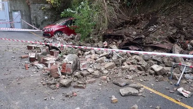 Maltempo a Trieste, crolla muro di contenimento in Androna Campo Marzio