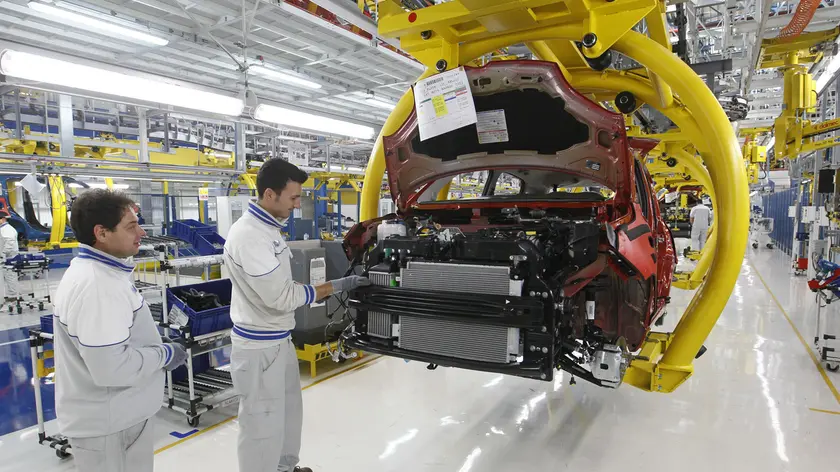 Operai al lavoro in una fabbrica (foto di archivio)