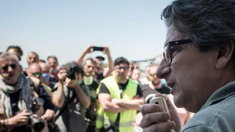 Al varco 4 del Porto di Trieste, l'ex presidente dell'Autorità di Sistema Portuale dell'Adriatico Orientale Zeno d'Agostino partecipa alle proteste dei lavoratori del Porto.