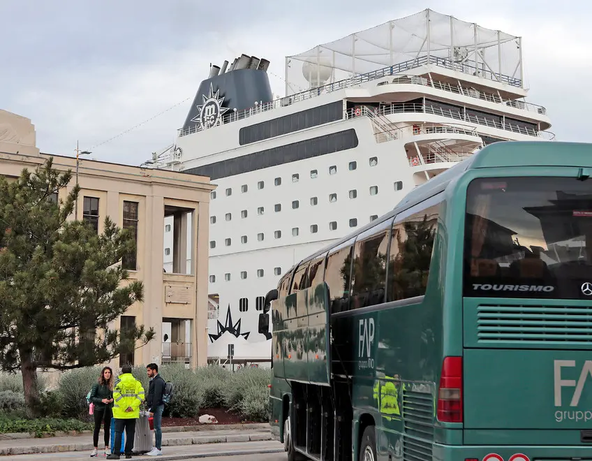 Silvano Trieste 2019-11-23 Lo sbarco dei passeggeri da Msc Sinfonia