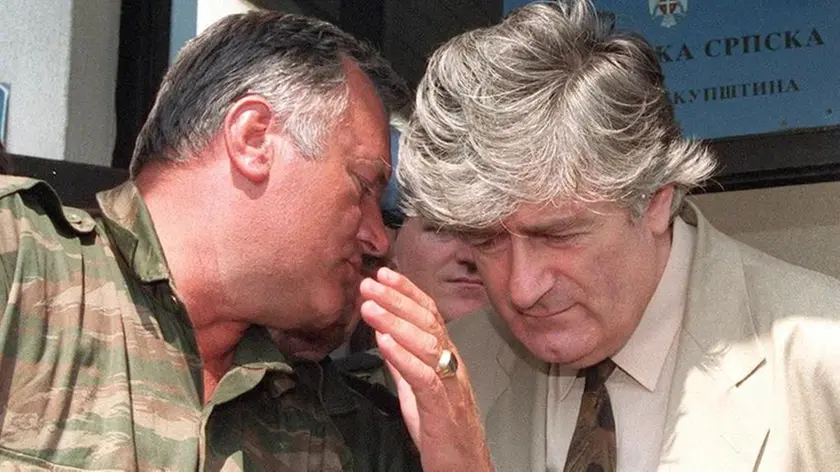 Ratko Mladić a colloquio con Radovan Karadžić in un’immagine d’archivio