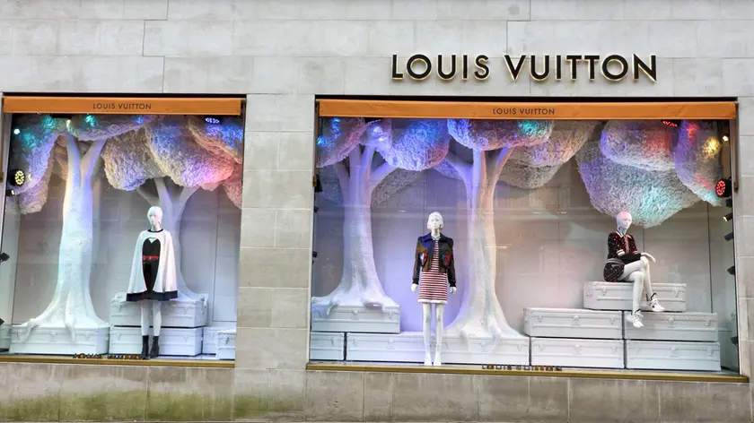 19/11/2020 Londra, le vetrine di Louis Vuitton. Aria natalizia con vetrine addobbate per le festivitÃ nonostante l'attuale secondo lockdown anti Covid in vigore.Louis Vuitton