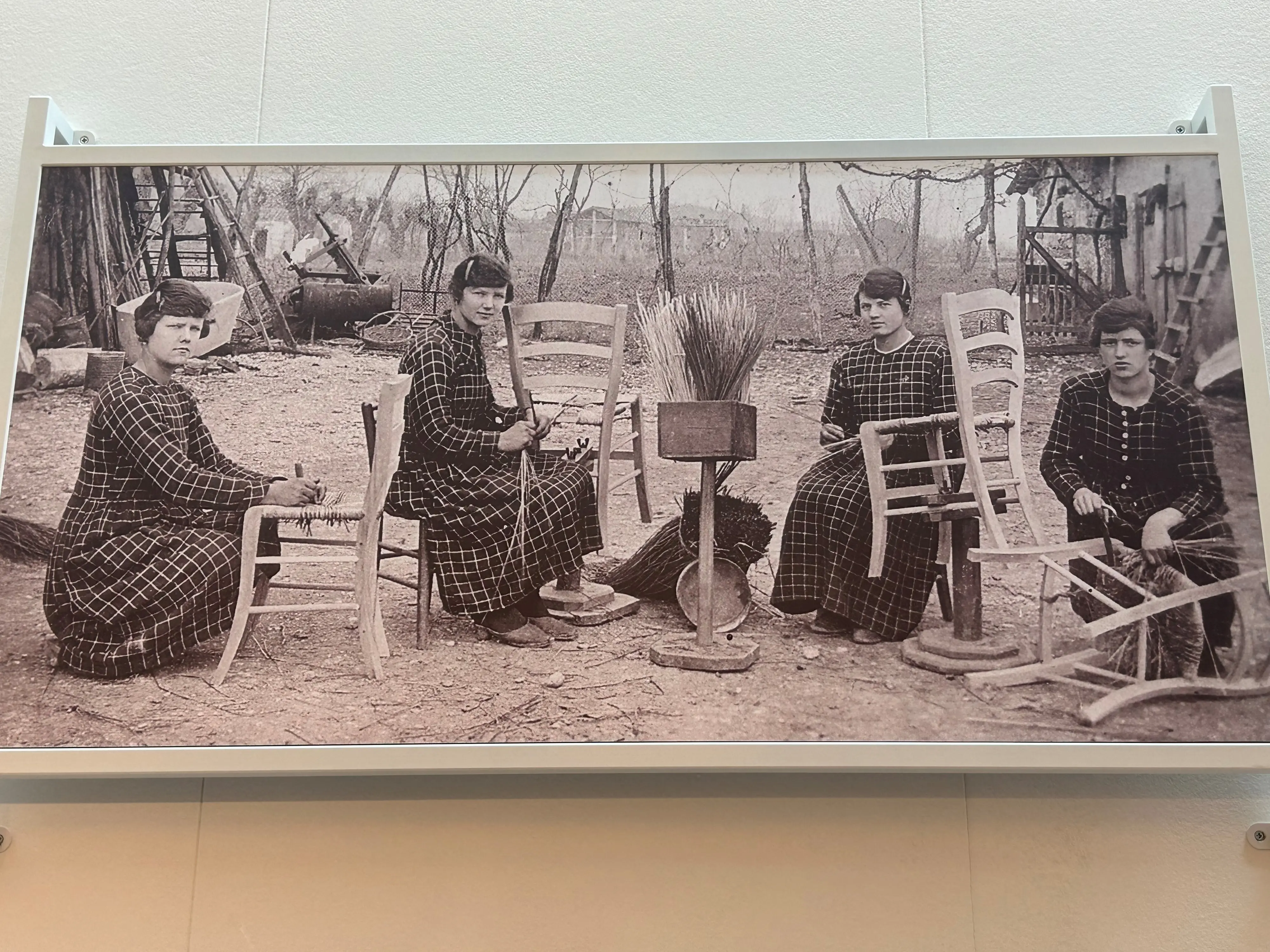 Foto storica delle impagliatrici di Calligaris