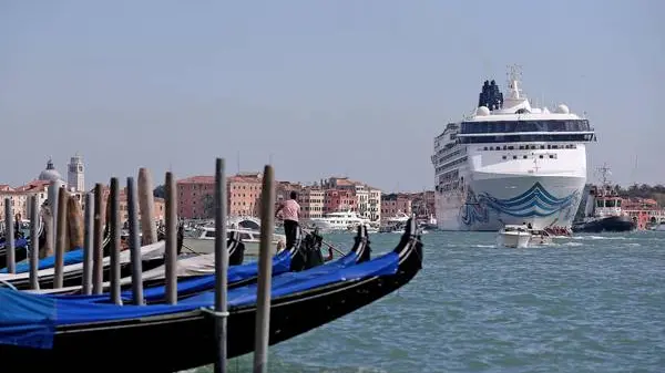 Grandi navi: una nave da crociera nel canale della Giudecca davanti a piazza San Marco, Venezia 27 settembre 2014. ANSA/ALESSANDRO DI MEO