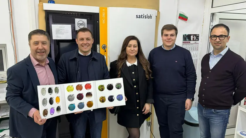 La foto dell’intesa: secondo da sinistra è Stefano Fulchir, ceo di iVision Tech, il quarto il socio Federico Fulchir
