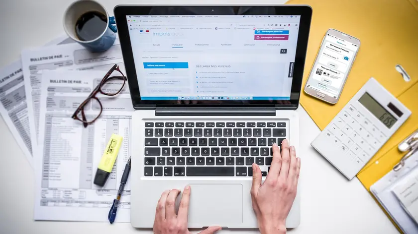 Woman doing administrative paperwork on the internet.