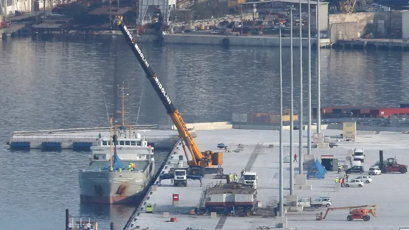 Le operazioni di sbarco dei pezzi della maxi gru trasportati dalla nave arrivata ieri sulla banchina della Piattaforma logistica. Il macchinario mobile solleva carichi fino a 125 tonnellate ed è dotato di un braccio da 51 metri. Foto di Andrea Lasorte