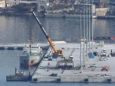 Le operazioni di sbarco dei pezzi della maxi gru trasportati dalla nave arrivata ieri sulla banchina della Piattaforma logistica. Il macchinario mobile solleva carichi fino a 125 tonnellate ed è dotato di un braccio da 51 metri. Foto di Andrea Lasorte