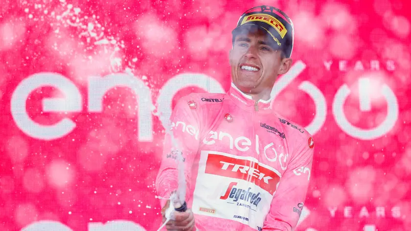 New overall leader Team Trek's Spanish rider Juan Pedro Lopez celebrates on the podium after the 4th stage of the Giro d'Italia 2022 cycling race, 172 kilometers between Avola and Etna-Nicolosi, Sicily, on May 10, 2022. (Photo by Luca Bettini / AFP)