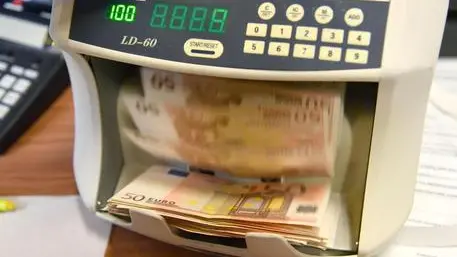 Alcune banconote da 50 Euro in un conta soldi bancario. 16 aprile 2018 a Genova. ANSA/LUCA ZENNARO