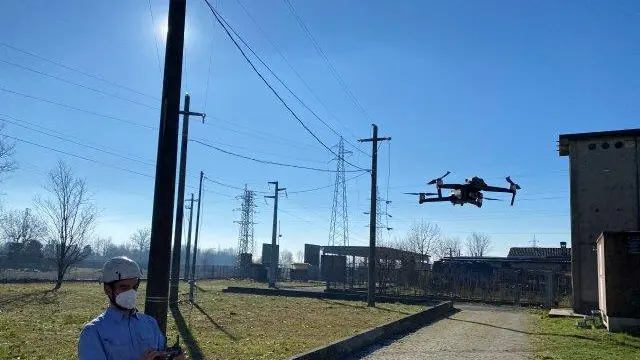 Un tecnico di E-distribuzione con un drone