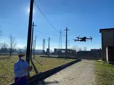 Un tecnico di E-distribuzione con un drone