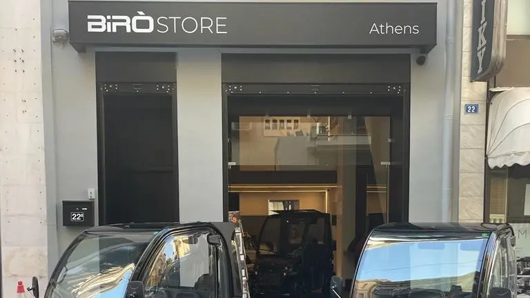 I Birò davati al nuovo store di Atene