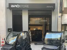 I Birò davati al nuovo store di Atene