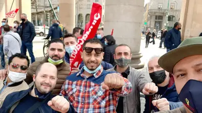 Adil Belakhdim, al centro con la camicia a quadri, il sindacalista ucciso nel novarese