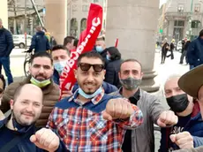 Adil Belakhdim, al centro con la camicia a quadri, il sindacalista ucciso nel novarese