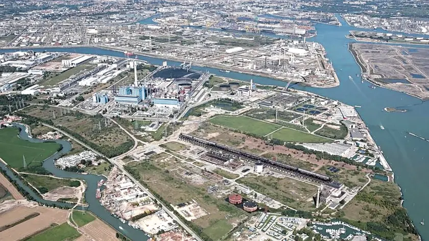 Una veduta dall’alto di Porto Marghera. Il Veneto è a caccia di un nuovo modello di sviluppo