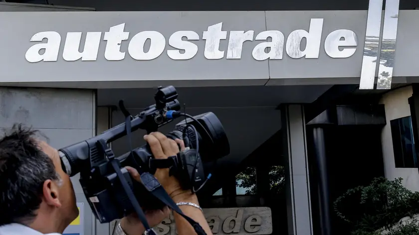 Giornalisti davanti alla sede di ''Autostrade per l'Italia'' durante la riunione del Cda di Atlantia, Roma 17 settembre 2019. ANSA/FABIO FRUSTACI