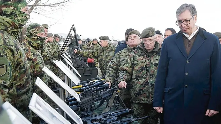 Il presidente serbo Aleksandar Vučić durante una visita alle truppe dell’esercito Foto presidenza serba