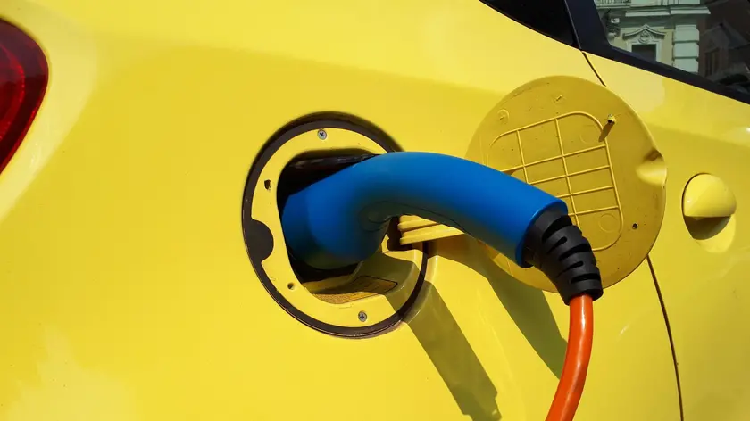 Auto elettrica a una colonnina di ricarica a Roma. 9 agosto 2018. ANSA/STEFANO SECONDINO