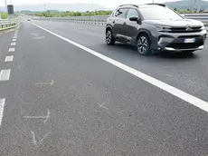 Il luogo dove è avvenuto il tragico incidente: sull'asfalto sono visibili i rilievi. Foto Bumbaca