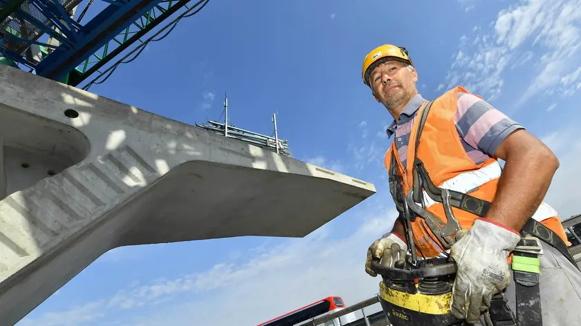Il varo di un concio sul Ponte del Tagliamento nell'ambito dei lavori per la terza corsia della A4