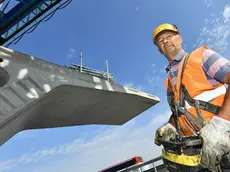 Il varo di un concio sul Ponte del Tagliamento nell'ambito dei lavori per la terza corsia della A4