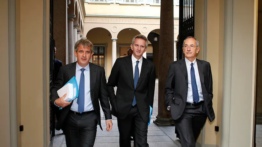 Al centro l’ad di Mediobanca Alberto Nagel con, alla sua sinistra, il presidente Renato Pagliaro