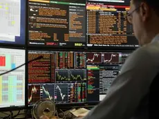 Un operatore di Borsa di una banca davanti ai monitor, Milano, 19 Ottobre 2018. ANSA / MATTEO BAZZI