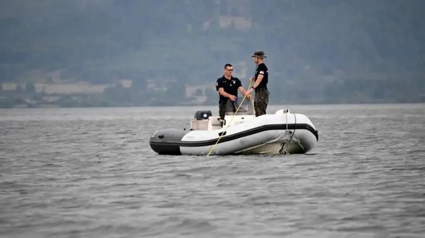 Le ricerche dei dispersi nella Drina. Foto del ministero degli interni serbo