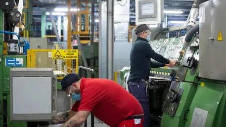 Operai al lavoro in una recente immagine d'archivio.ANSA / CLAUDIO PERI