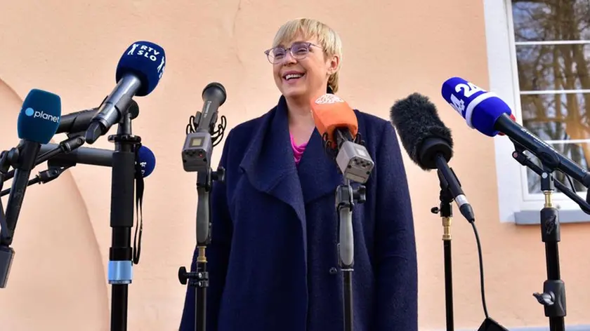 Pirc Musar si rivolge alla stampa dopo aver votato