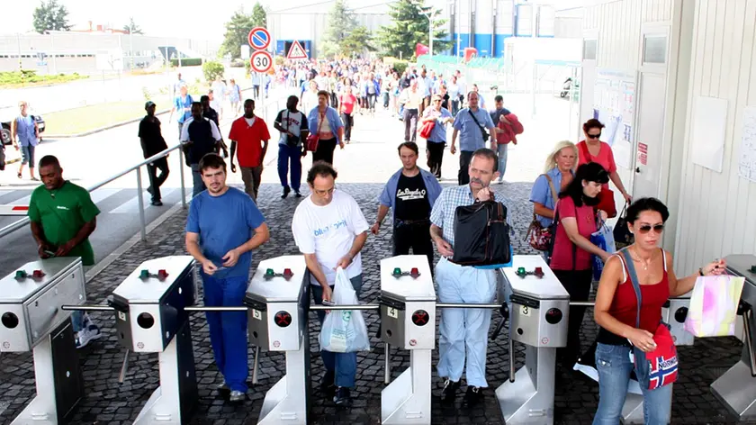 Operai dell'Electrolux di Porcia all'uscita dai cancelli della fabbrica il 17 agosto 2007, l'anno dell'accordo che cancellò le ferie collettive
