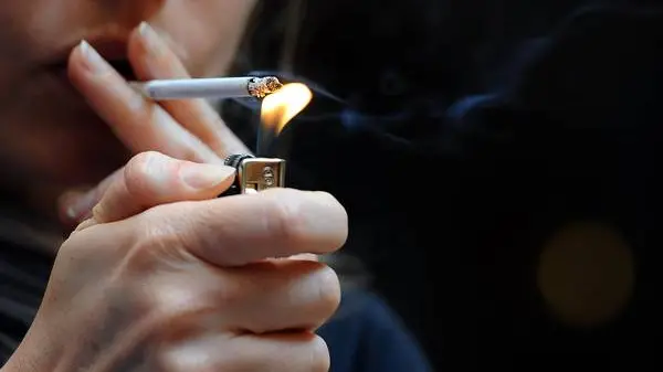 Una donna accende e funa una sigaretta. Lunedi 30 maggio 2011 in tutto il mondo la giornata contro il fumo. ANSA/CLAUDIO ONORATI