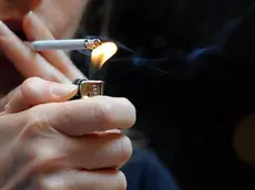 Una donna accende e funa una sigaretta. Lunedi 30 maggio 2011 in tutto il mondo la giornata contro il fumo. ANSA/CLAUDIO ONORATI