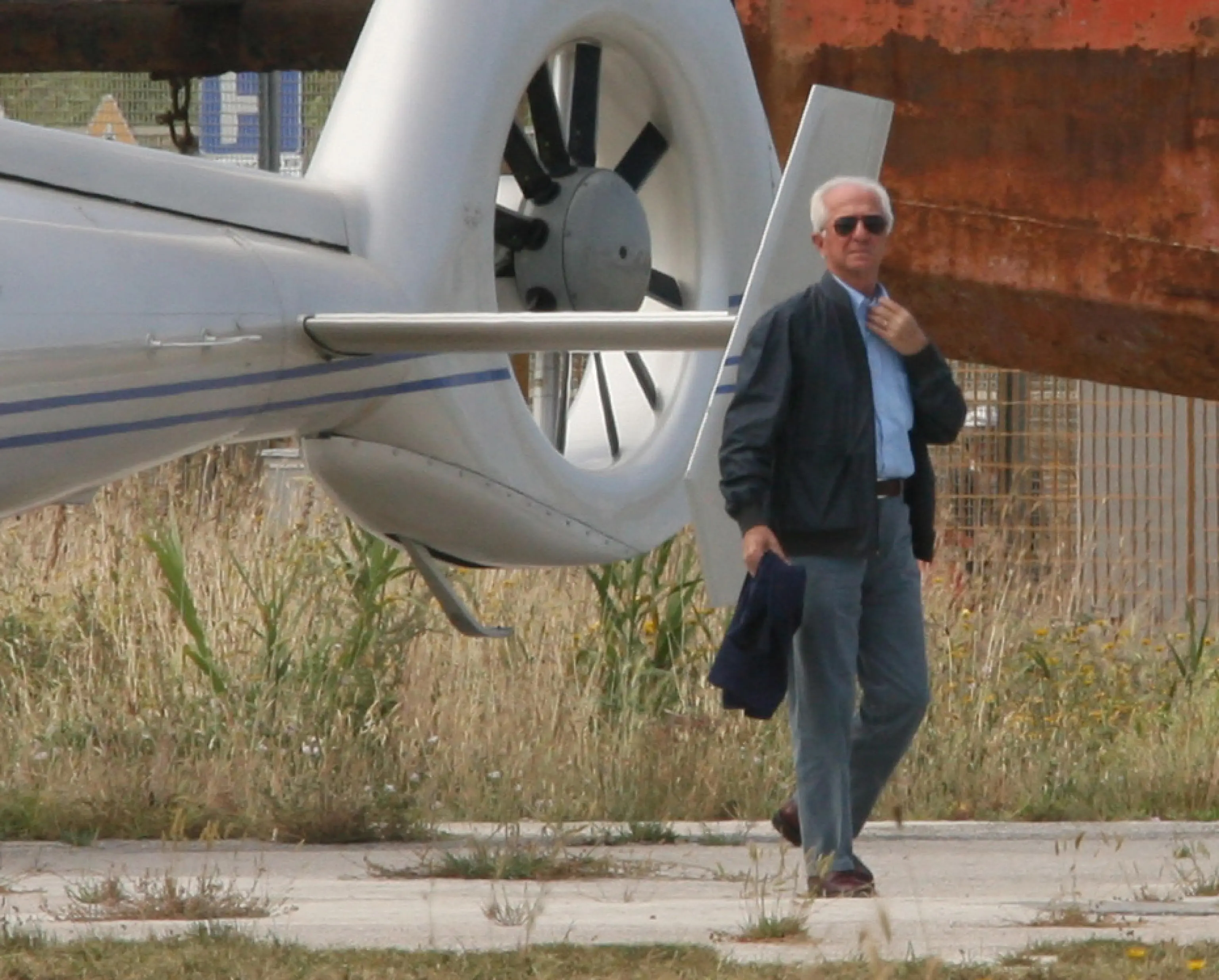 VIAREGGIO 20060607 Varo del nuovo yacht di Leonardo Del Vecchio, Proprietario Luxottica. Un panfilo di 62 metri.Nelle Foto Leonardo Del Vecchio, secondo uomo piÃ¹ ricco d'Italia dopo Silvio Berlusconi e 44mo nel mondo secondo la rivista Forbes, insieme alla terza moglie Sabina, l'ultimogenito e i figli avuti dai matrimoni precedenti. Franco Silvi /Ansa