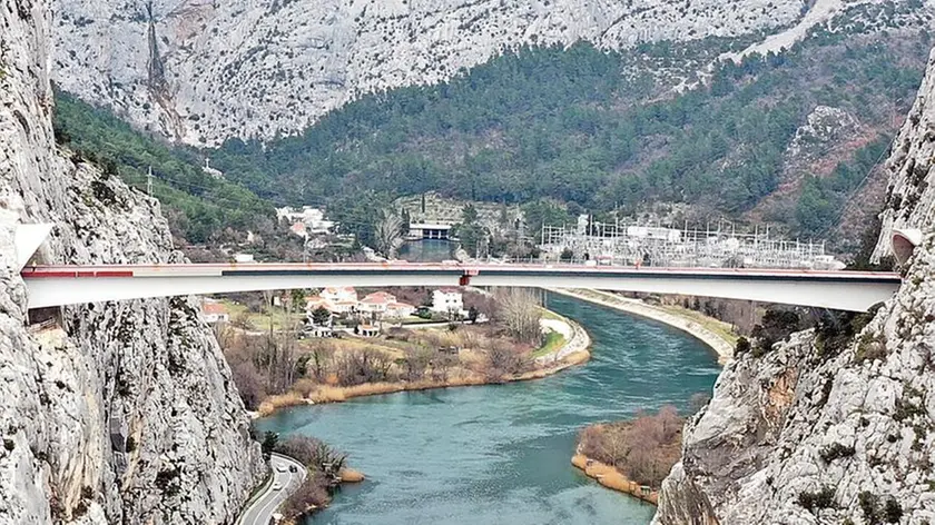 La costruzione del ponte: le fotografie sono state messe a disposizione dalla socierà Maeg