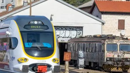 Un treno nuovo e uno obsoleto in stazione a Pola Foto da lavoce.hr