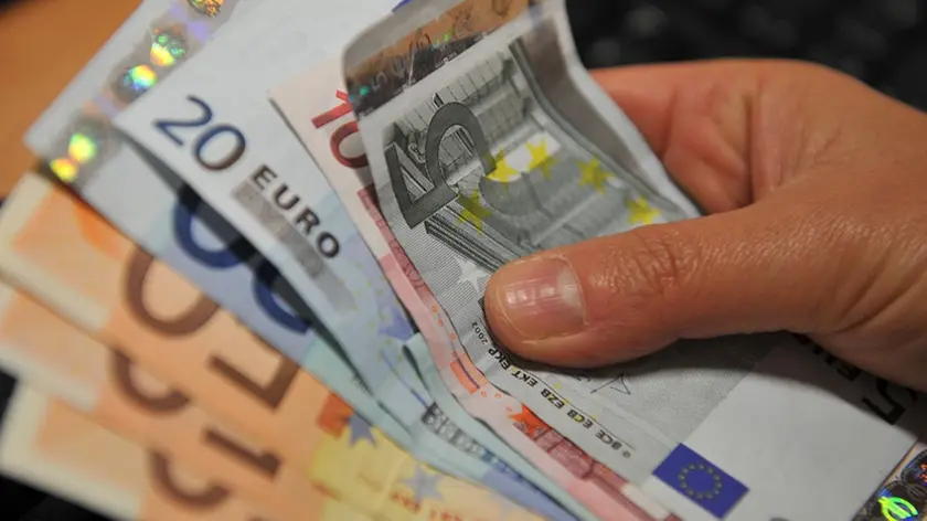 Banconote euro fotografate, 05 dicembre 2011 a Lucca. Tra i provvedimenti previsti dalla manovra del governo Monti anche l'uso del contante limitato a mille euro. ANSA/FRANCO SILVI