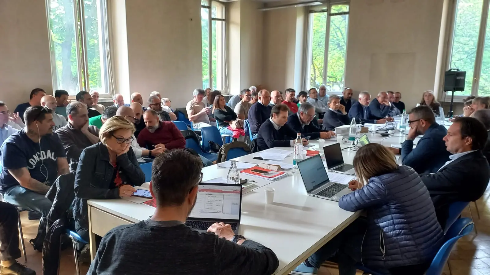 La delegazione trattante: sindacati e azienda durante il confronto sul contratto